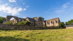 L'abbaye de Beauport est un autre lieu incontournable à visiter lors d'un voyage en famille en Bretagne